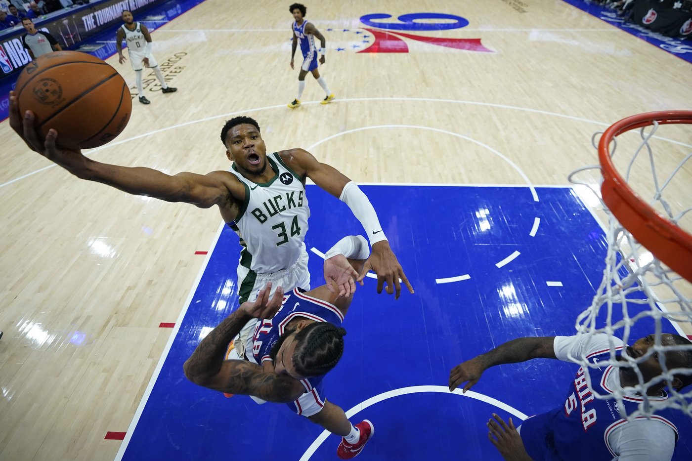 Lillard and Antetokounmpo power Bucks past short-handed 76ers 124-109 | iNFOnews.ca