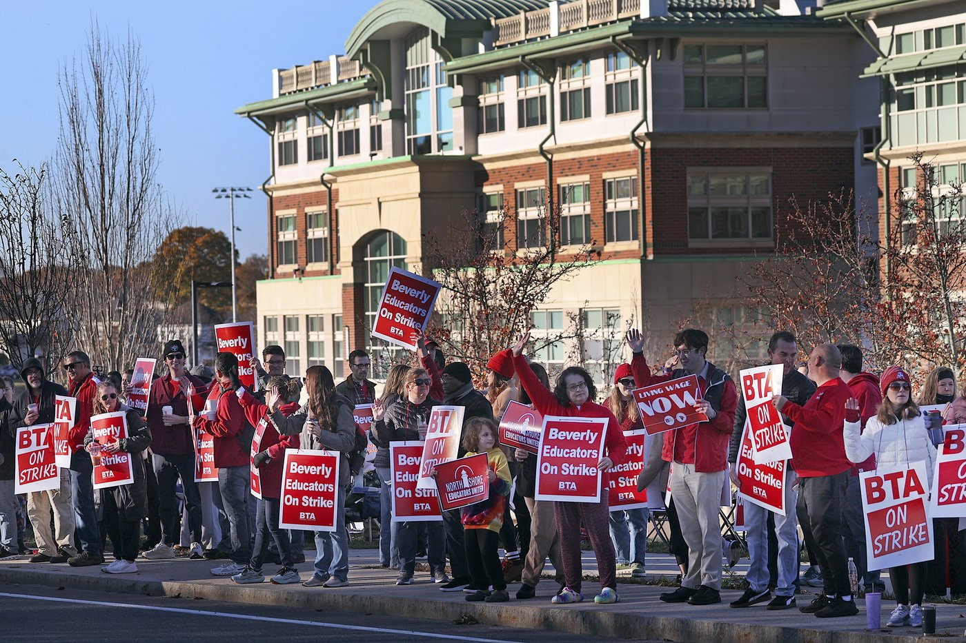 Teachers in 2 Massachusetts school districts go on strike | iNFOnews.ca Teachers in 2 Massachusetts school districts go on strike | iNFOnews.ca