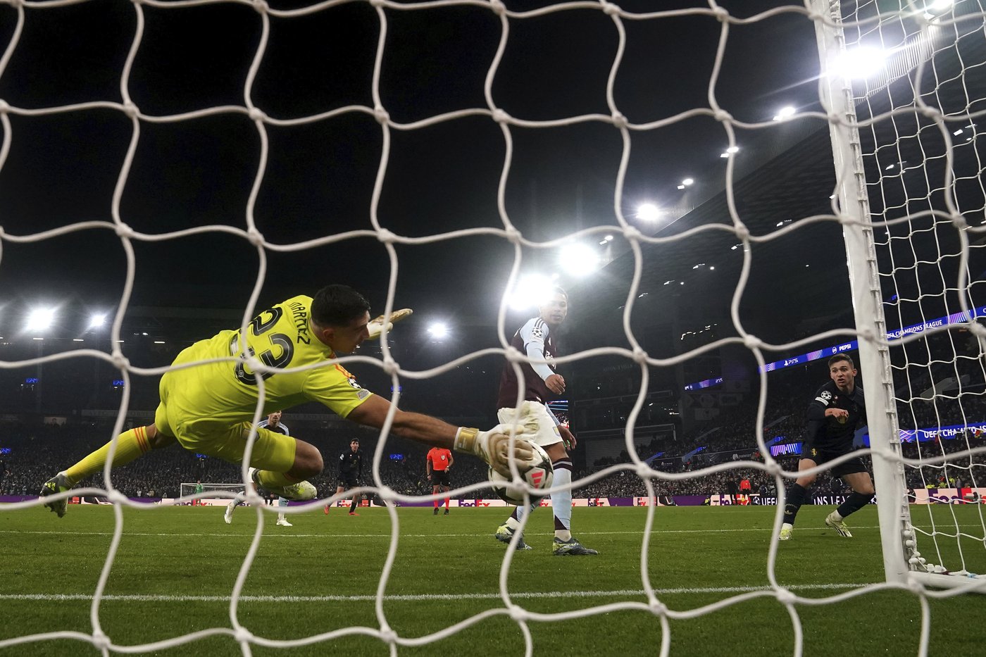 Martinez parades goalkeeper awards and justifies them with wonder save for Villa in Champions League | iNFOnews.ca Martinez parades goalkeeper awards and justifies them with wonder save for Villa in Champions League | iNFOnews.ca