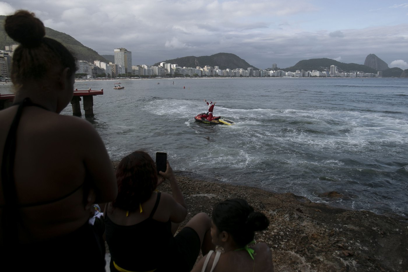 Brazilian Santa swaps sleigh for Jet Ski to deliver toys - and joy - to disabled children in Rio | iNFOnews.ca Brazilian Santa swaps sleigh for Jet Ski to deliver toys - and joy - to disabled children in Rio | iNFOnews.ca