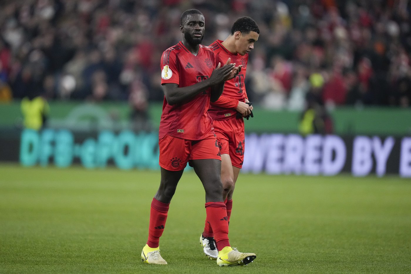 Neuer gets sent off for 1st time and Bayern Munich exits German Cup early again | iNFOnews.ca Neuer gets sent off for 1st time and Bayern Munich exits German Cup early again | iNFOnews.ca