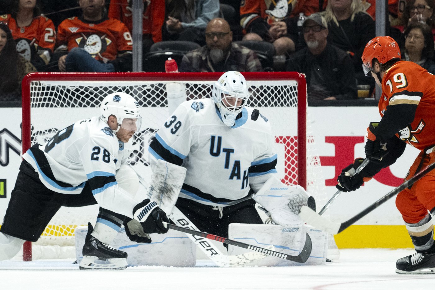 Leo Carlsson scores in OT, and the Ducks beat Utah 5-4 for their 9th straight home opener victory | iNFOnews.ca