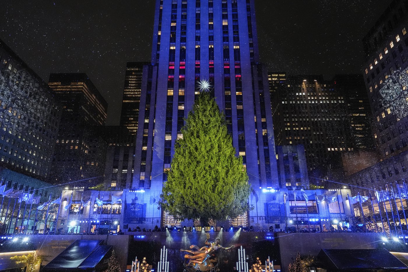 AP PHOTOS: The iconic and unconventional sides of Christmas in New York | iNFOnews.ca