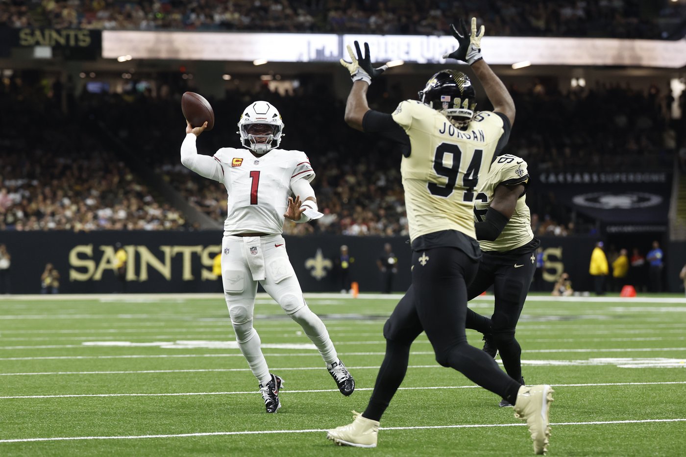 Murray throws 2 TD passes to help the Cardinals hold on 20-13 in Saints coach Moore's debut | iNFOnews.ca