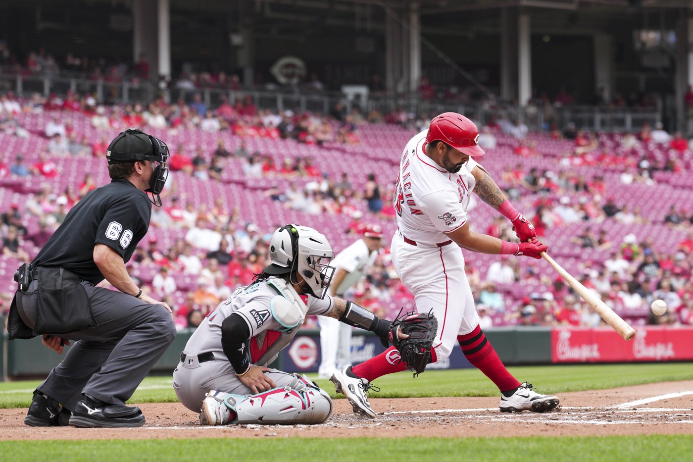 Encarnacion-Strand lifts the Reds over the Diamondbacks 4-3 in 10th inning of suspended game | iNFOnews.ca