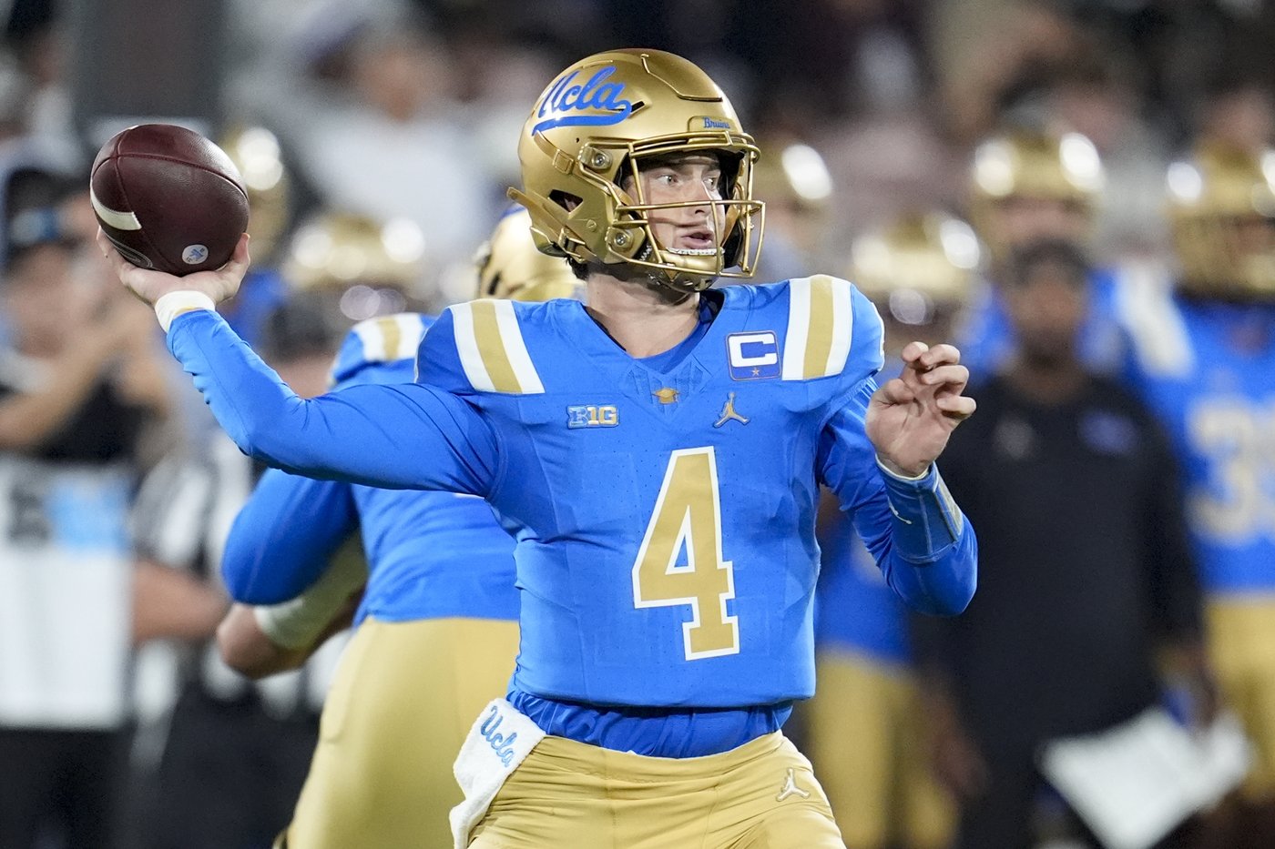 Dillon Gabriel throws for 3 TDs as No. 8 Oregon beats UCLA 34-13 in first Big Ten game | iNFOnews.ca Dillon Gabriel throws for 3 TDs as No. 8 Oregon beats UCLA 34-13 in first Big Ten game | iNFOnews.ca