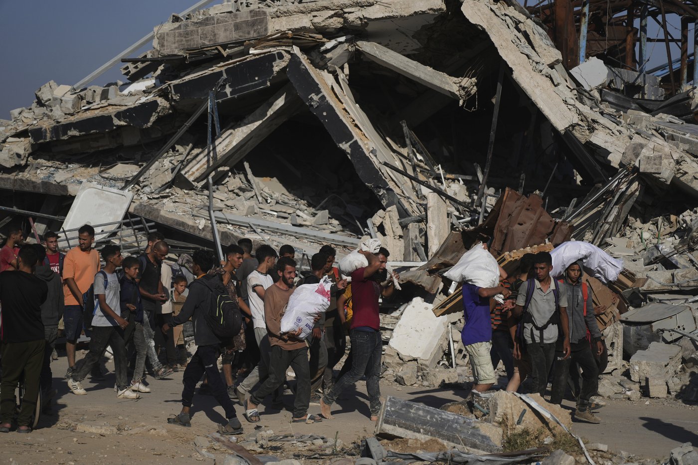An Israeli strike kills 18 Palestinians in central Gaza as turmoil mounts over food distribution | iNFOnews.ca