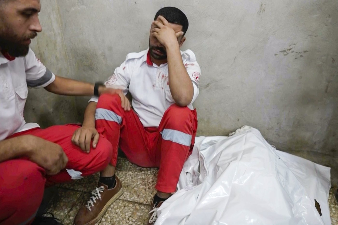 A Gaza medic realizes he's carrying his own mother's body, killed by an Israeli airstrike | iNFOnews.ca A Gaza medic realizes he's carrying his own mother's body, killed by an Israeli airstrike | iNFOnews.ca
