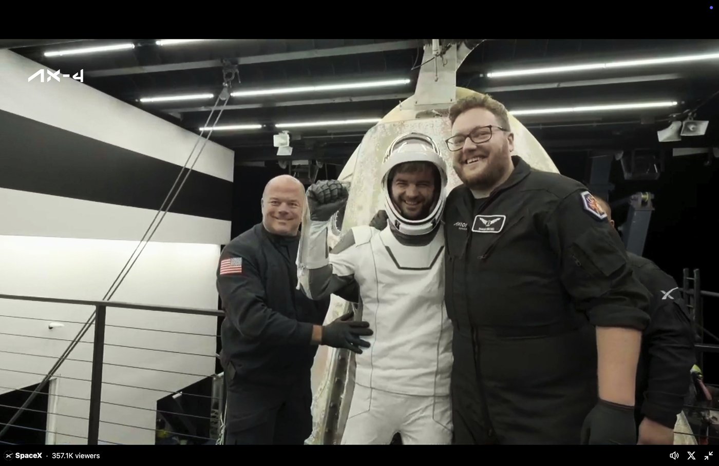 Private spaceflight ends with a Pacific splashdown for astronauts from India, Poland and Hungary | iNFOnews.ca Private spaceflight ends with a Pacific splashdown for astronauts from India, Poland and Hungary | iNFOnews.ca