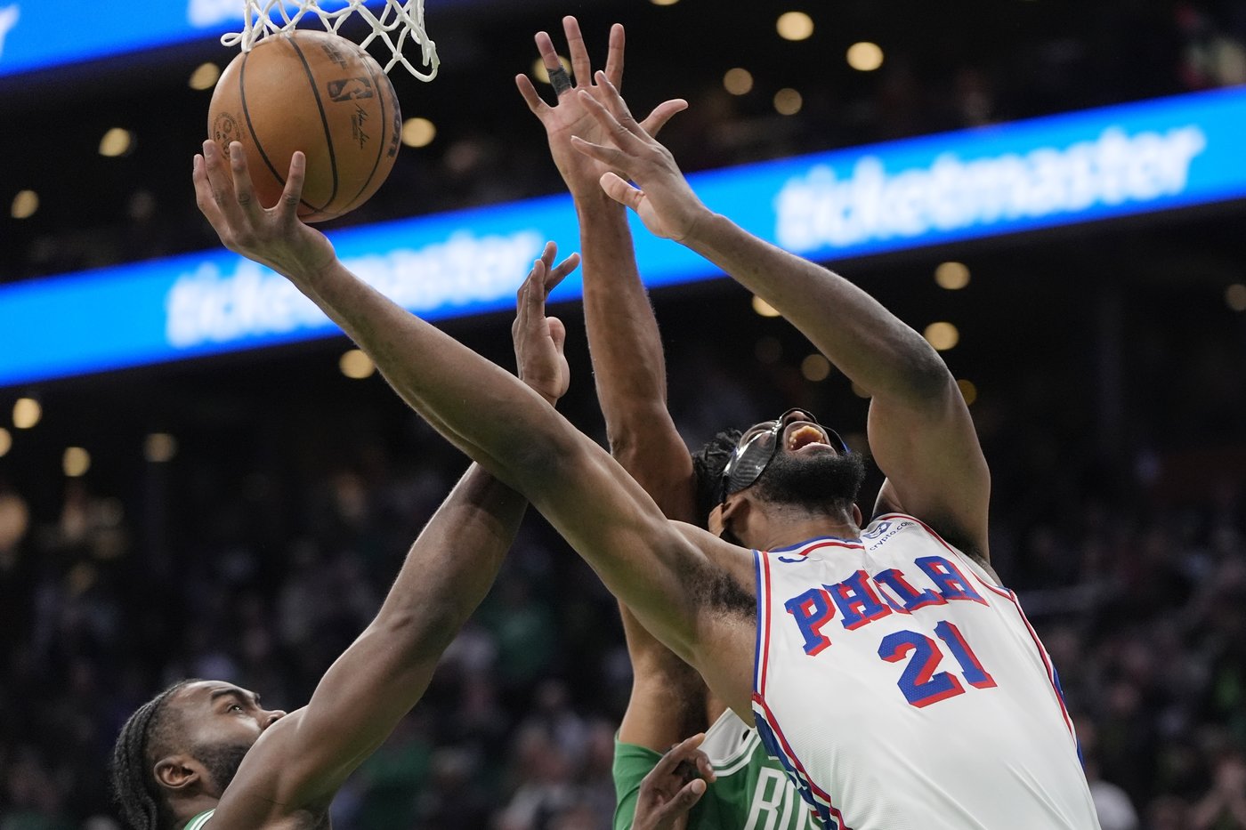76ers star Joel Embiid falls during warmups but remains in lineup for matchup with Celtics | iNFOnews.ca