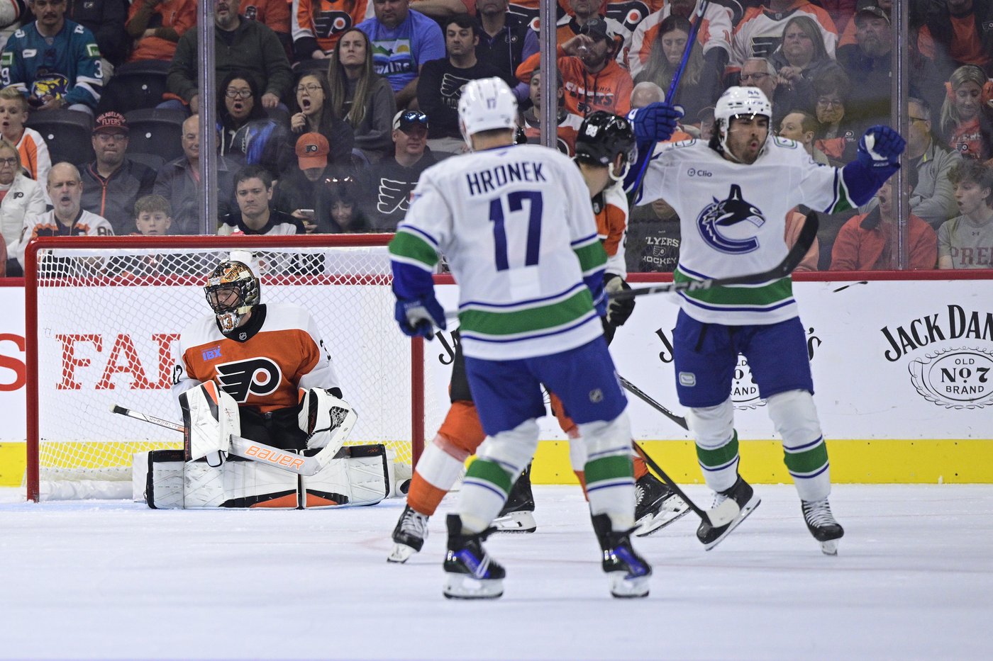 Lankinen stops 26 shots, Canucks blank Flyers 3-0 | iNFOnews.ca