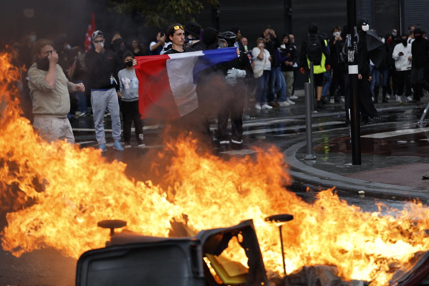 Protesters block roads and start fires across France to challenge the new prime minister, in photos | iNFOnews.ca