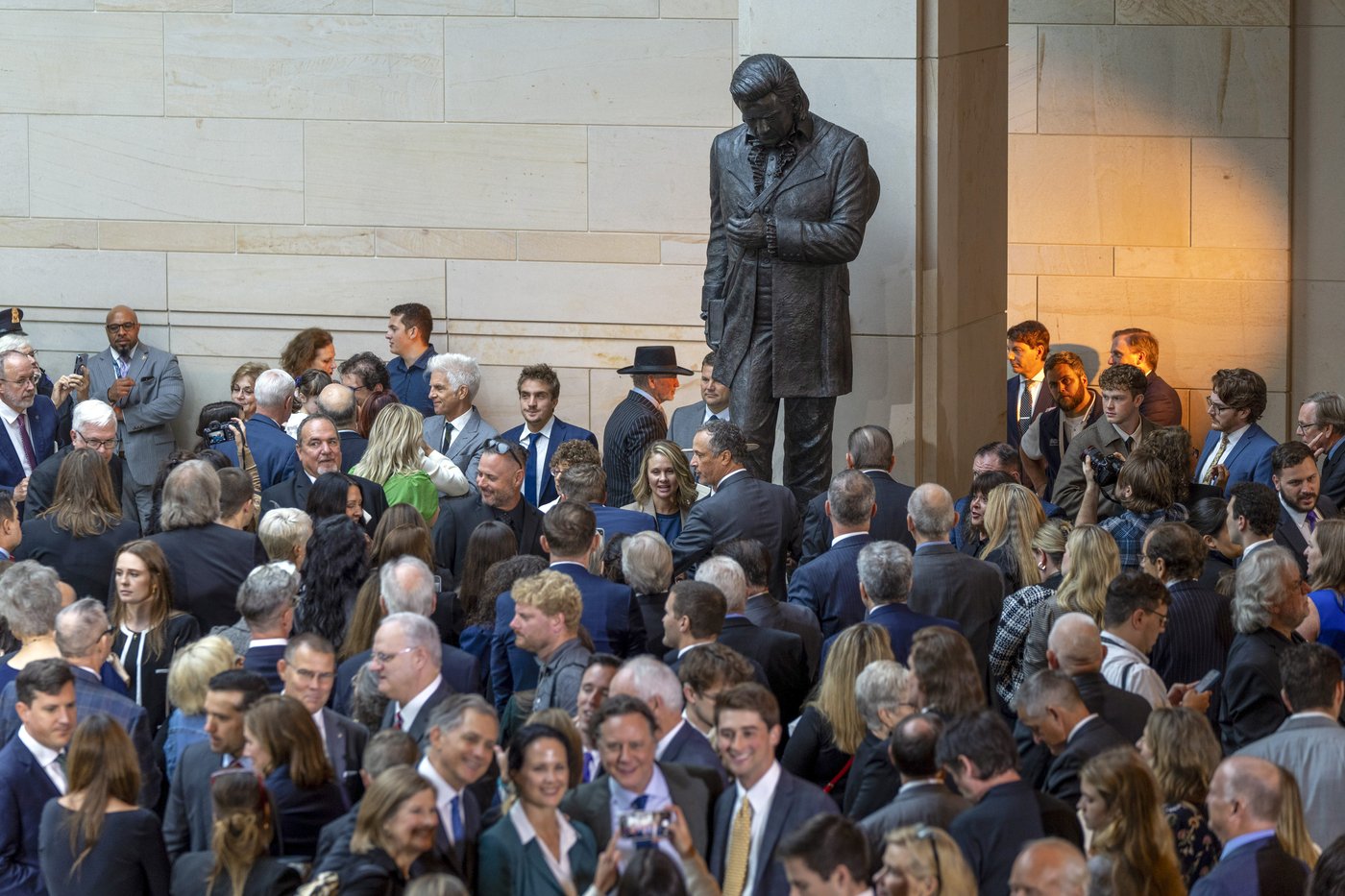 Hello, I'm Johnny Cash's statue: A monument to the singer is unveiled at the US Capitol | iNFOnews.ca Hello, I'm Johnny Cash's statue: A monument to the singer is unveiled at the US Capitol | iNFOnews.ca