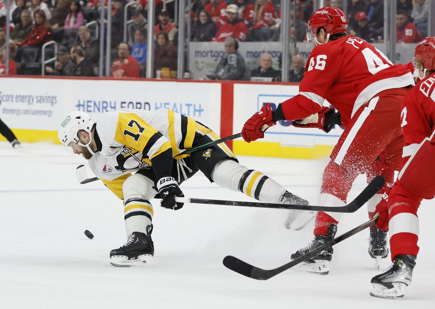 Compher's power-play goal lifts Red Wings past Penguins 4-2 | iNFOnews.ca Compher's power-play goal lifts Red Wings past Penguins 4-2 | iNFOnews.ca