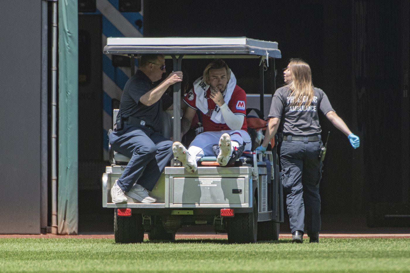 Guardians shortstop Gabriel Arias taken off the field on cart with left ankle sprain | iNFOnews.ca