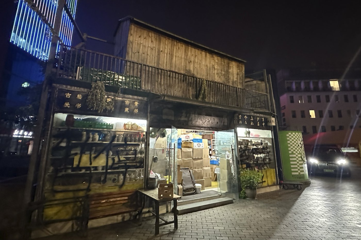 As China cracks down on bookstores at home, Chinese-language booksellers are flourishing overseas | iNFOnews.ca