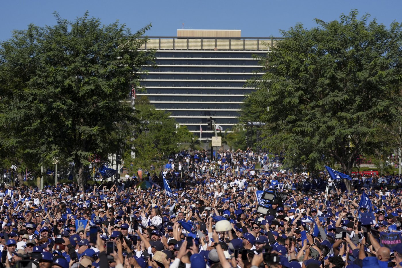 Shohei Ohtani brings his dog and addresses crowd in English as Dodgers celebrate World Series title | iNFOnews.ca