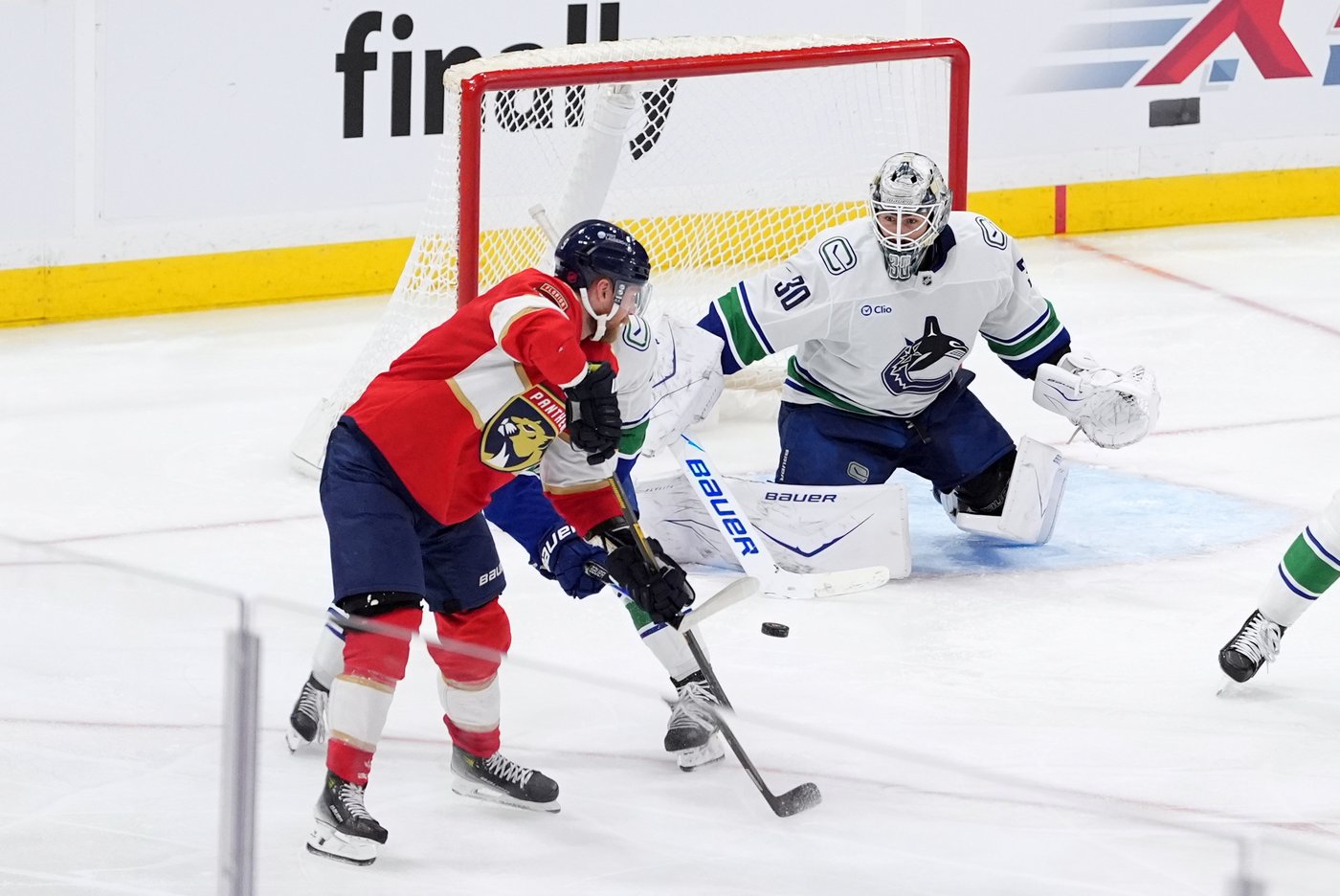Bennett's tiebreaking goal leads Panthers past Canucks 8-5 | iNFOnews.ca