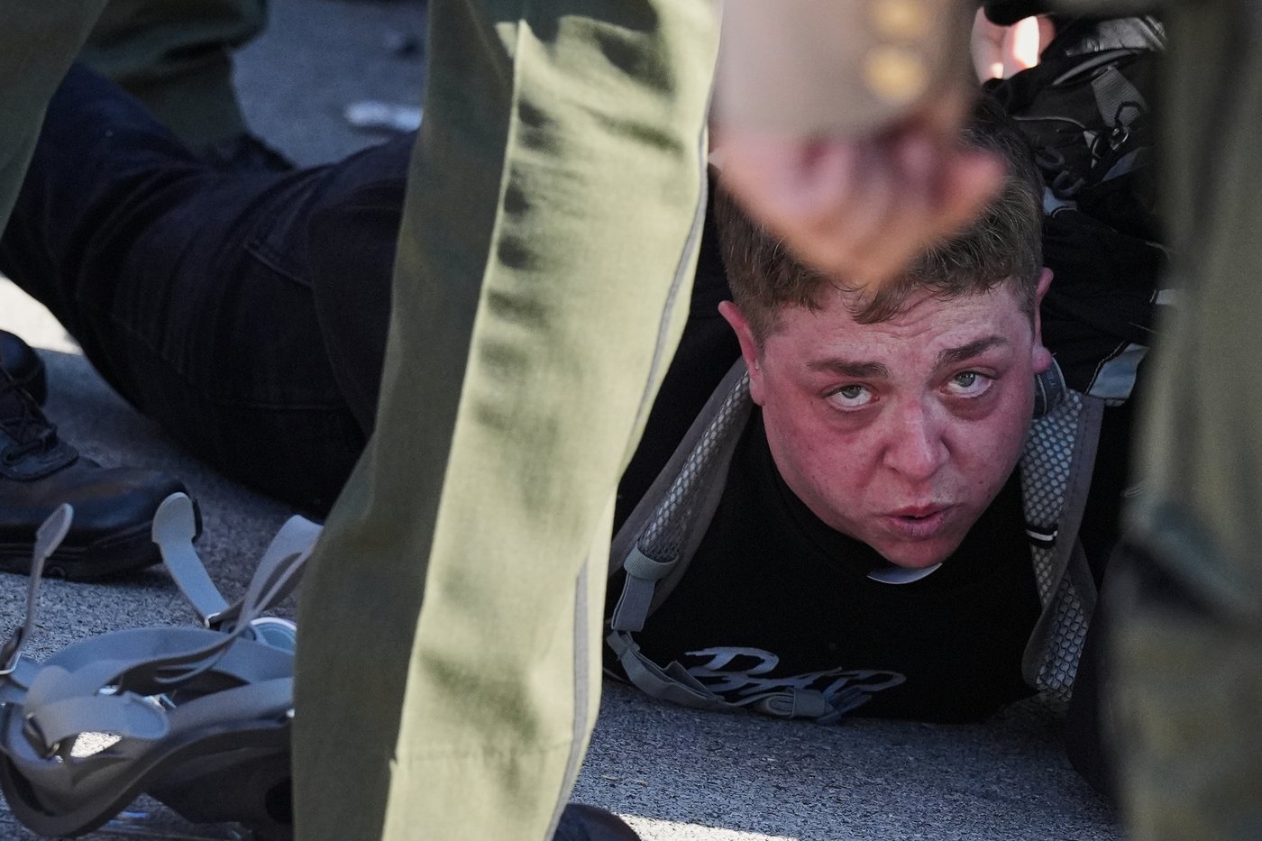 Photos of protesters clashing with police outside Chicago immigration facility | iNFOnews.ca