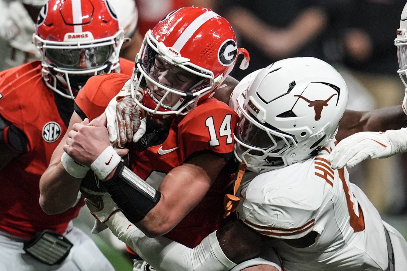 Georgia QB Carson Beck announces plan to enter NFL draft after season-ending elbow injury | iNFOnews.ca