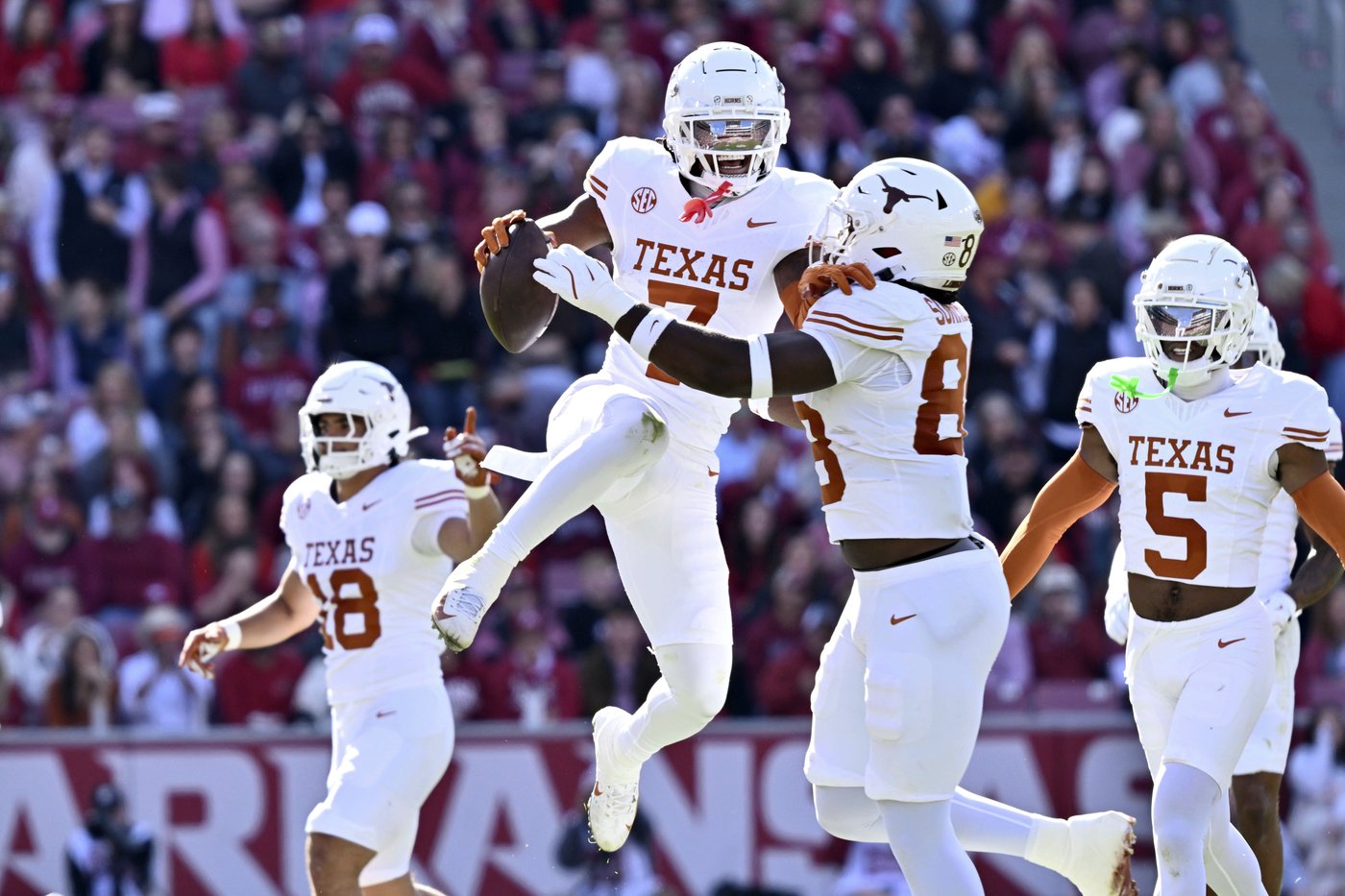 Ewers' two touchdowns, Texas' defense lead No. 3 Longhorns past Arkansas 20-10 | iNFOnews.ca Ewers' two touchdowns, Texas' defense lead No. 3 Longhorns past Arkansas 20-10 | iNFOnews.ca