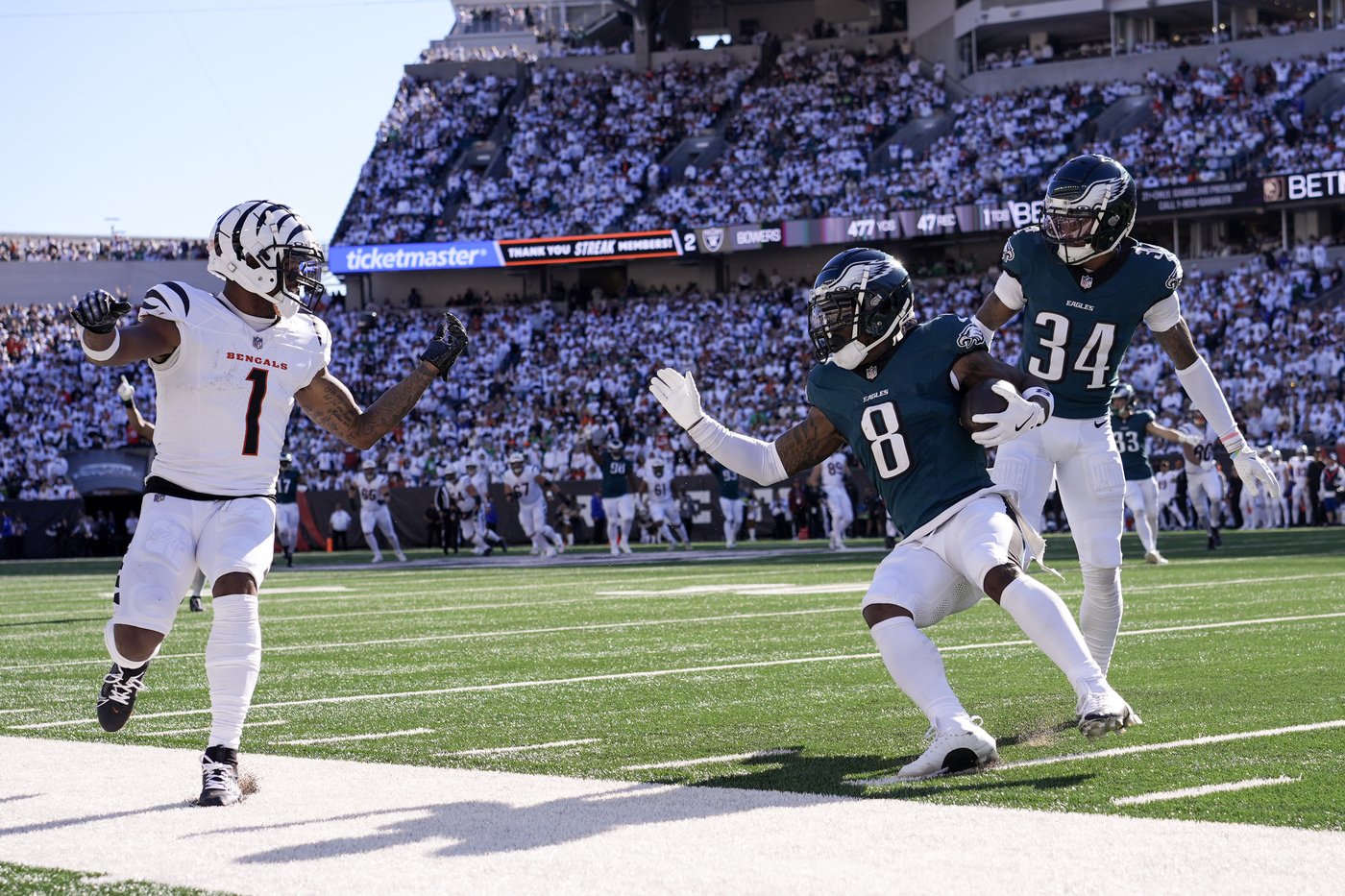 Jalen Hurts and Saquon Barkley help the Eagles run away from the Bengals for a 37-17 win | iNFOnews.ca Jalen Hurts and Saquon Barkley help the Eagles run away from the Bengals for a 37-17 win | iNFOnews.ca
