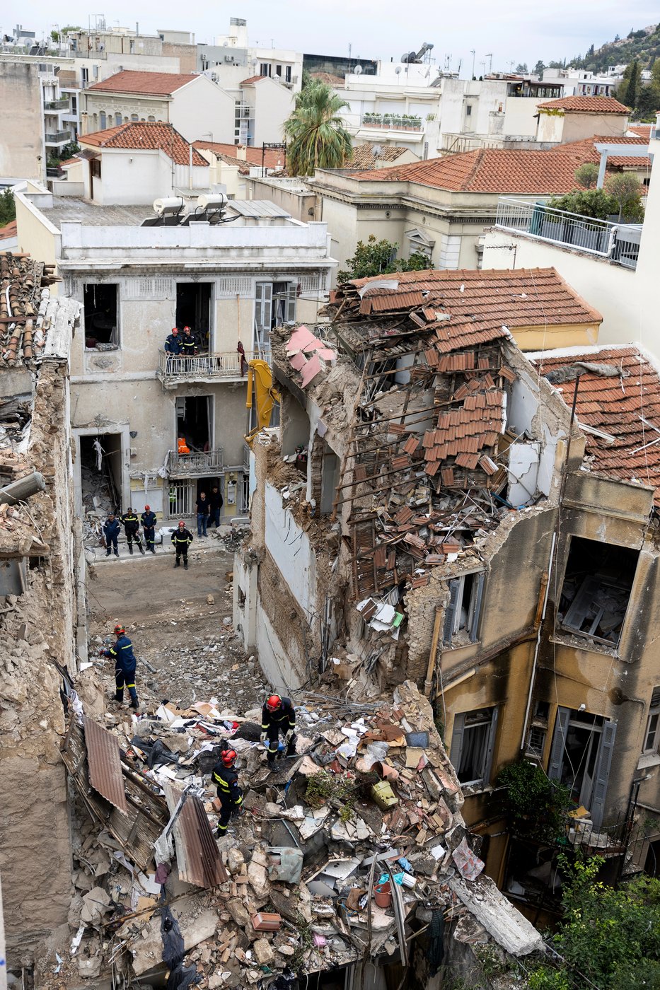 Bodies of 6 people, including 4 Americans, recovered from collapsed building in Athens | iNhome Bodies of 6 people, including 4 Americans, recovered from collapsed building in Athens | iNhome