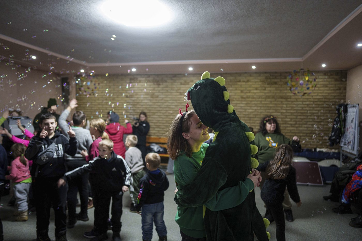 'Reindeer' volunteers bring holiday magic to Ukrainian children living on the frontlines | iNFOnews.ca 'Reindeer' volunteers bring holiday magic to Ukrainian children living on the frontlines | iNFOnews.ca