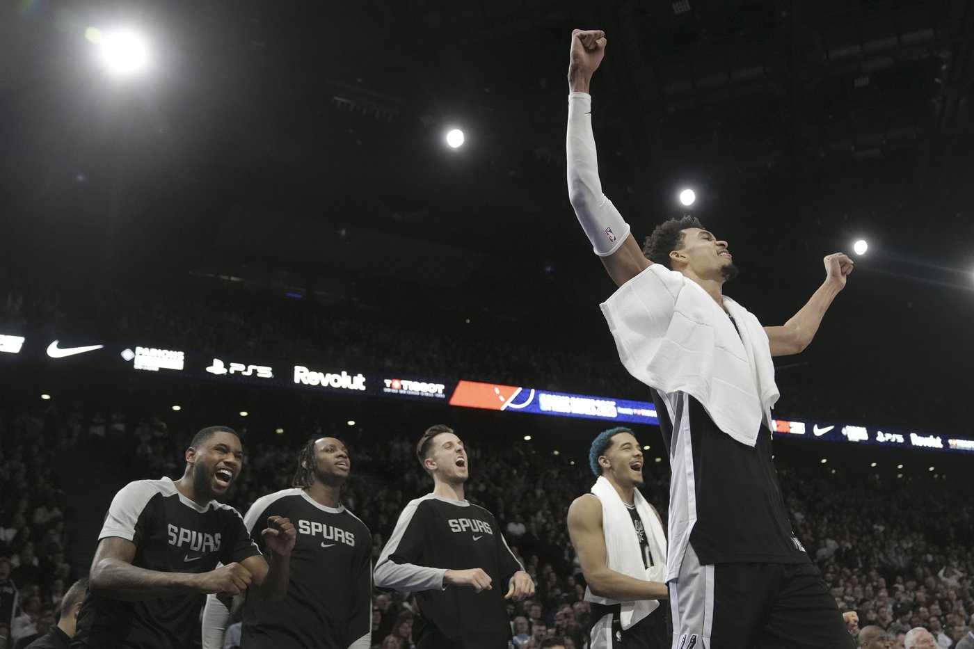 Victor Wembanyama scores 30, and Spurs roll past Pacers in Paris 140-110 | iNFOnews.ca