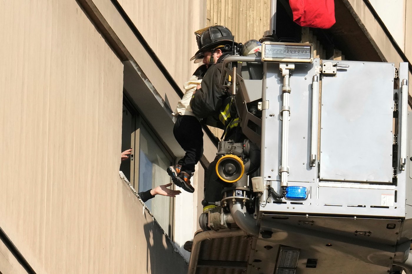 Firefighters rescue dozens from burning high rise in Santiago | iNFOnews.ca
