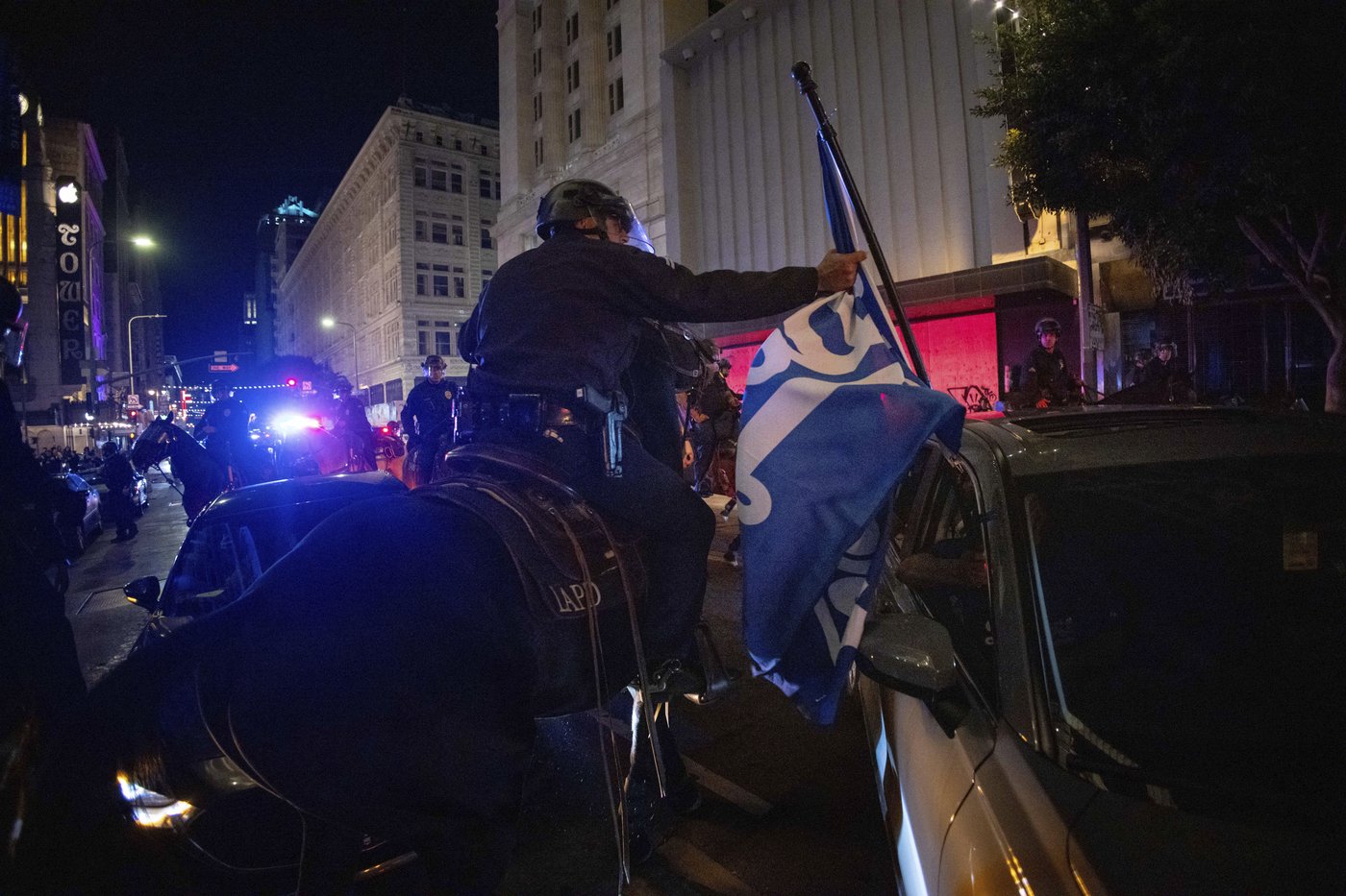 Los Angeles sees city bus burned, store thefts and rowdy crowds after Dodgers win World Series | iNFOnews.ca