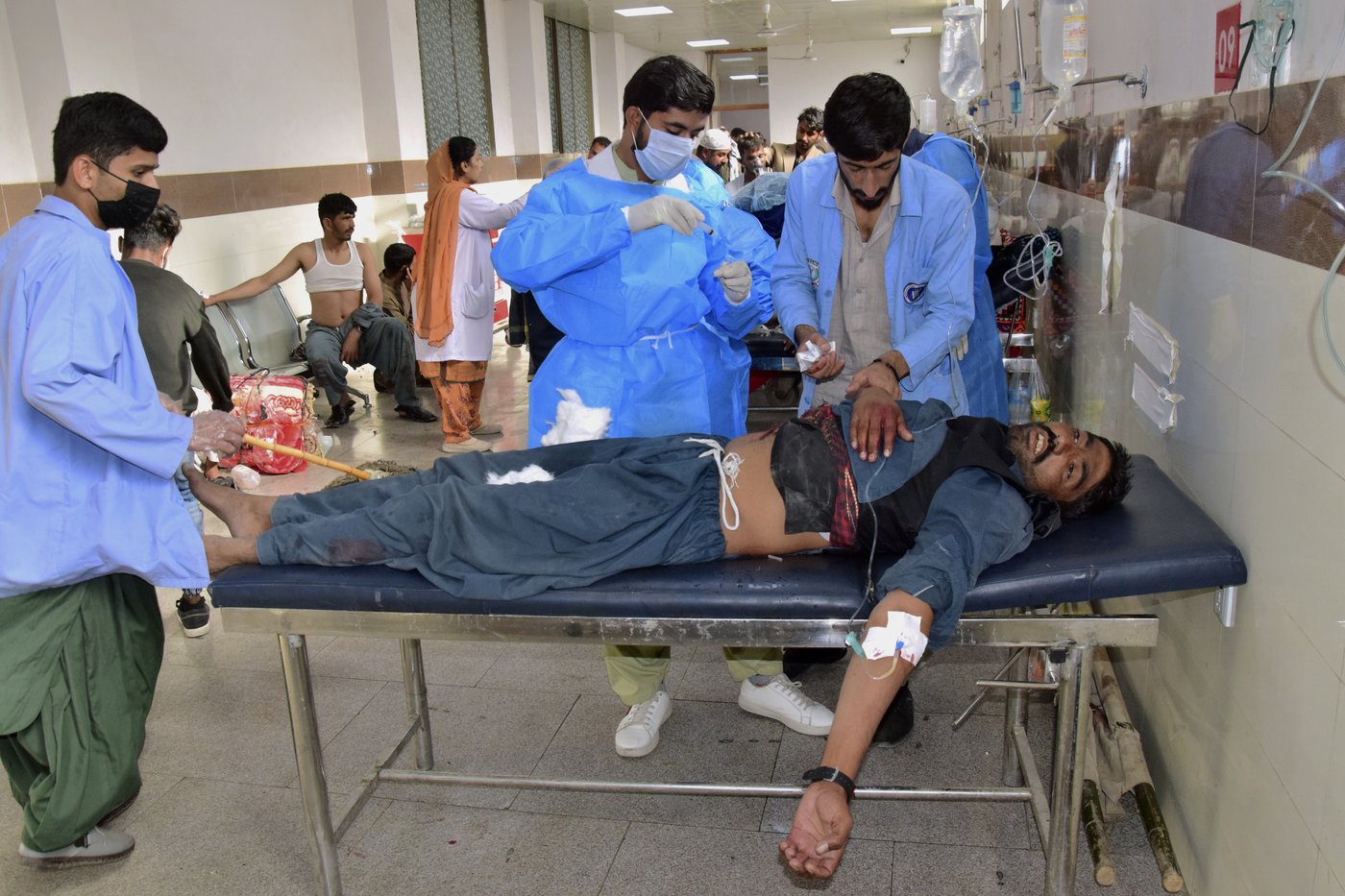 A powerful suicide bombing at a rail station in southwestern Pakistan kills at least 26 | iNFOnews.ca A powerful suicide bombing at a rail station in southwestern Pakistan kills at least 26 | iNFOnews.ca