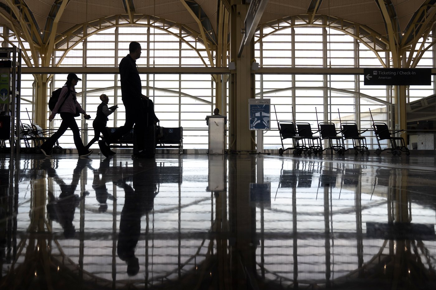 The wing tip of an American Airlines plane strikes another aircraft at a DC airport | iNFOnews.ca