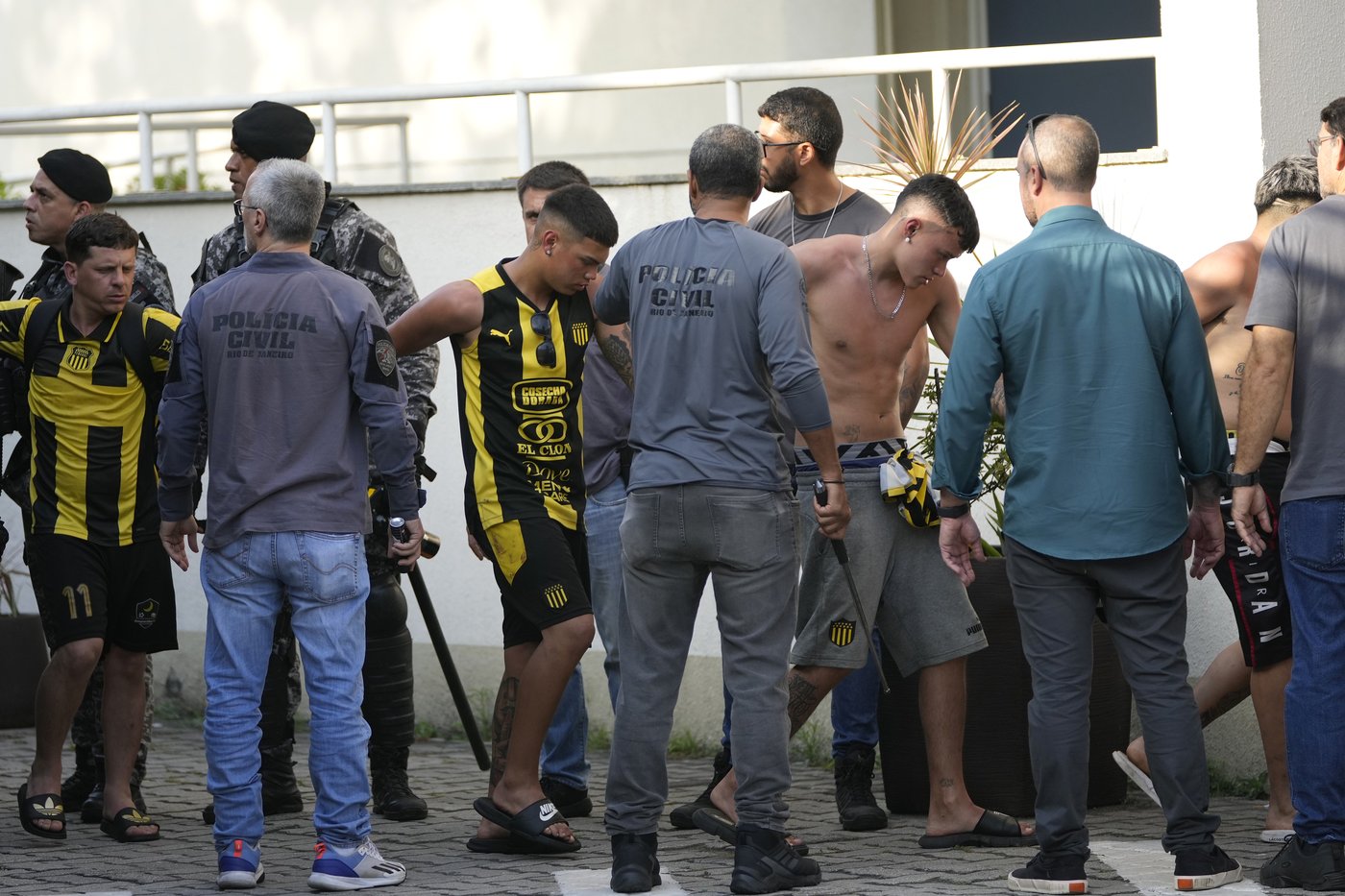 More than 250 fans of Uruguay's Penarol detained in Rio after clashes with police | iNFOnews.ca