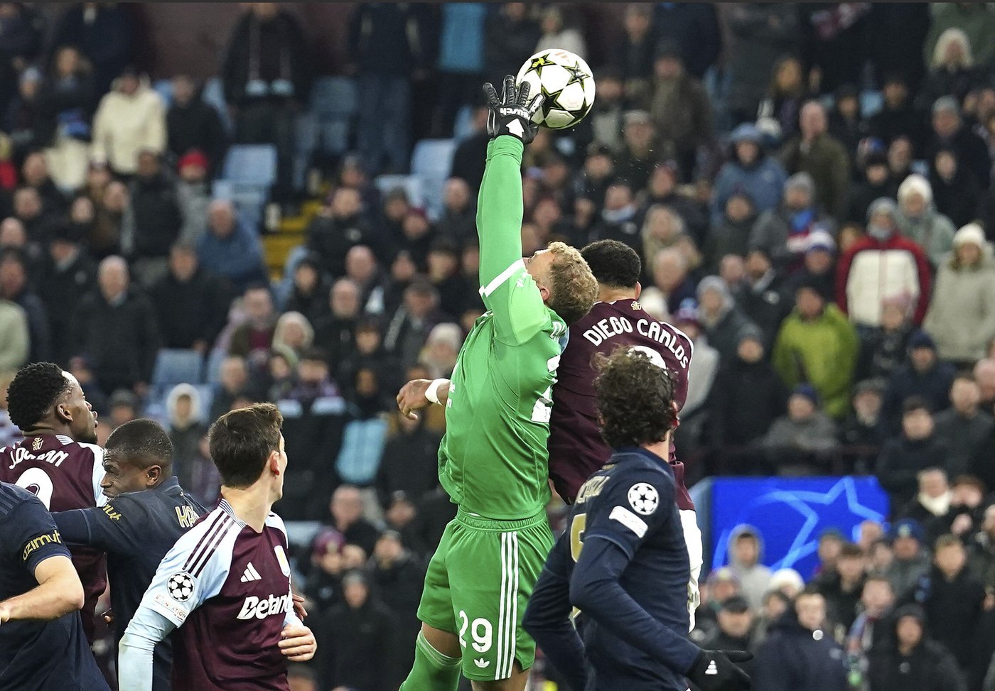 Martinez parades goalkeeper awards and justifies them with wonder save for Villa in Champions League | iNFOnews.ca Martinez parades goalkeeper awards and justifies them with wonder save for Villa in Champions League | iNFOnews.ca