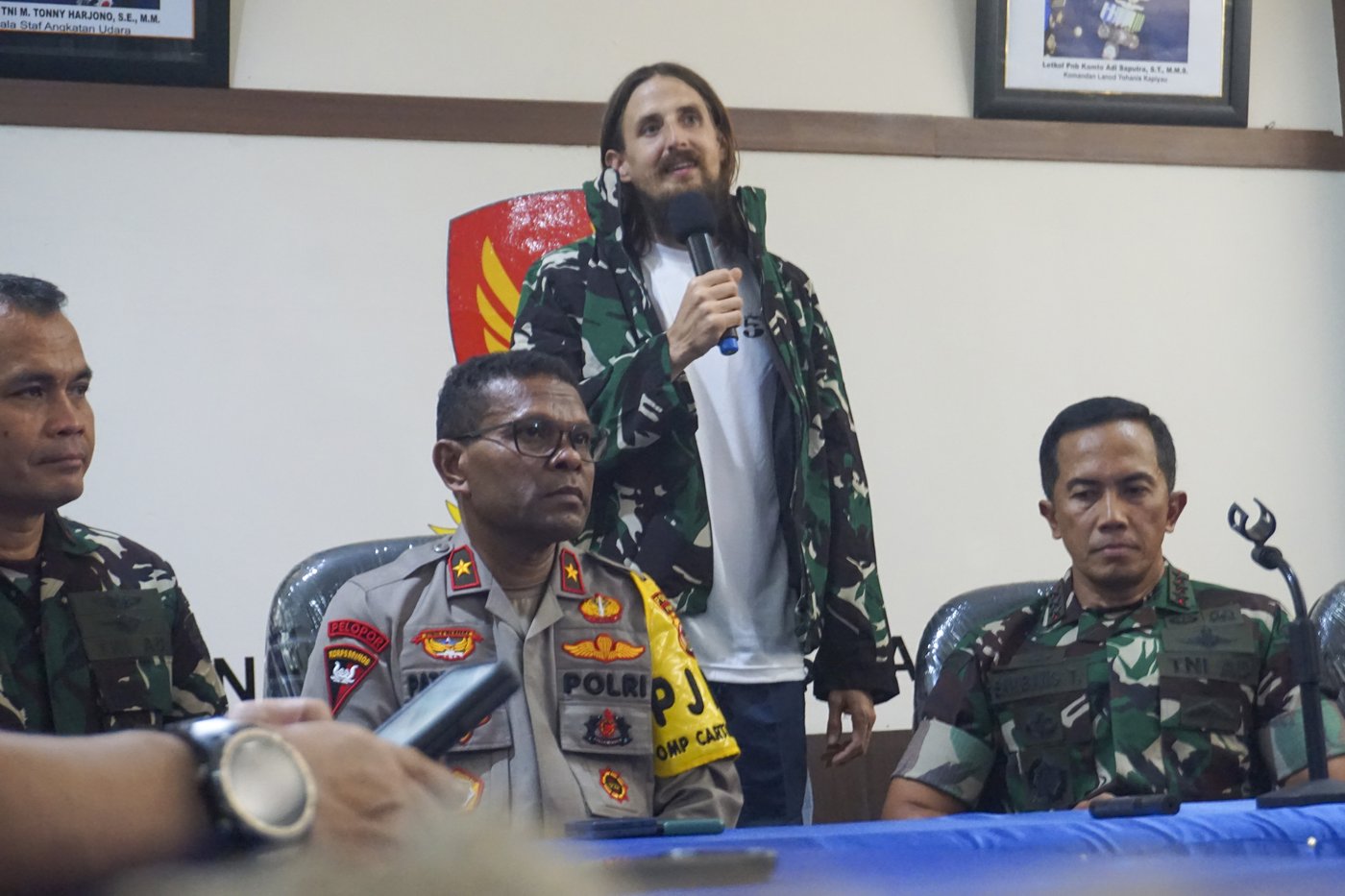 A New Zealand pilot is freed after 19 months in rebel captivity in Indonesia's Papua region | iNFOnews.ca A New Zealand pilot is freed after 19 months in rebel captivity in Indonesia's Papua region | iNFOnews.ca