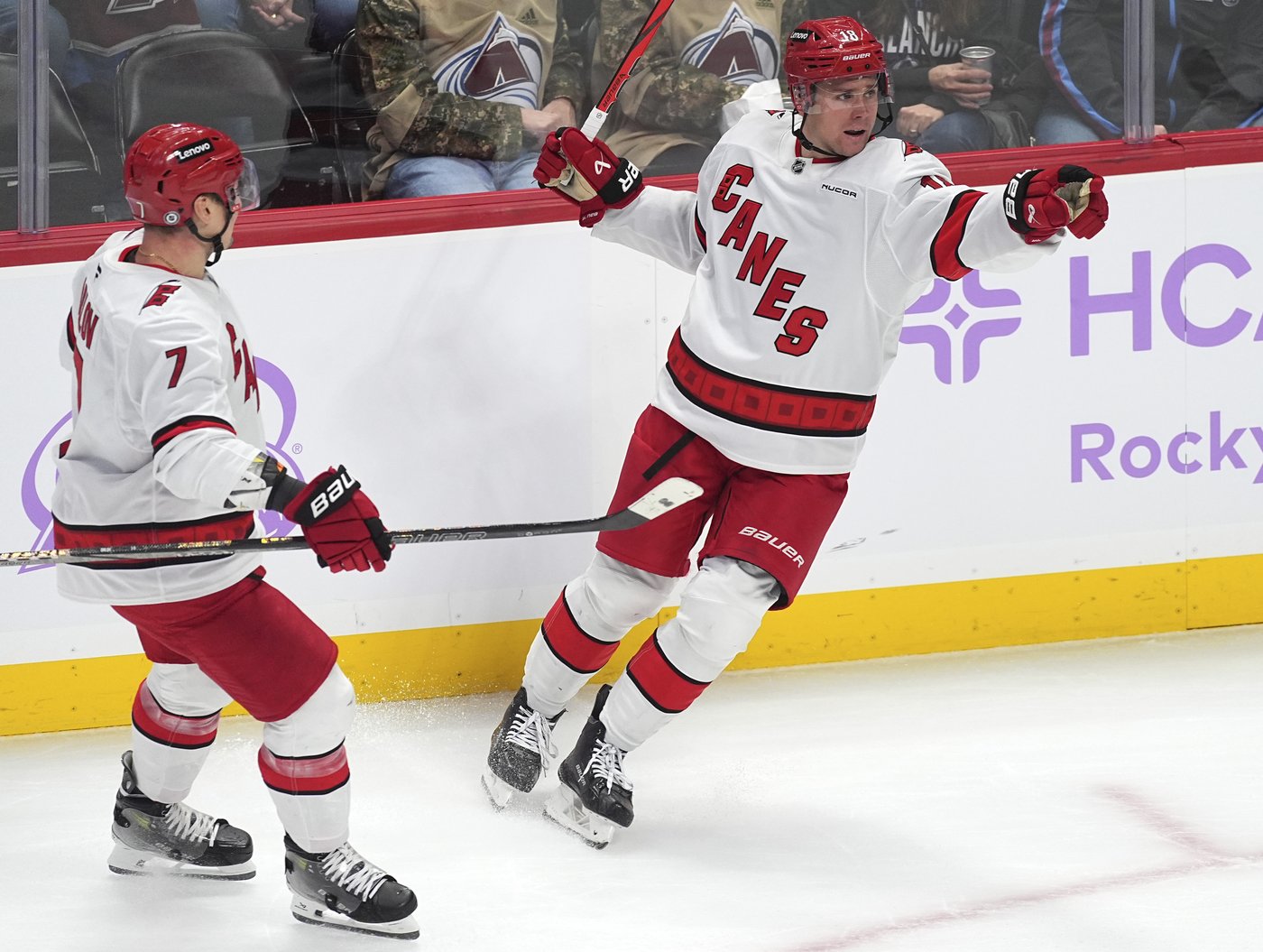 Avalanche score 5 goals in second period and end Hurricanes' 8-game win streak, 6-4 | iNFOnews.ca Avalanche score 5 goals in second period and end Hurricanes' 8-game win streak, 6-4 | iNFOnews.ca