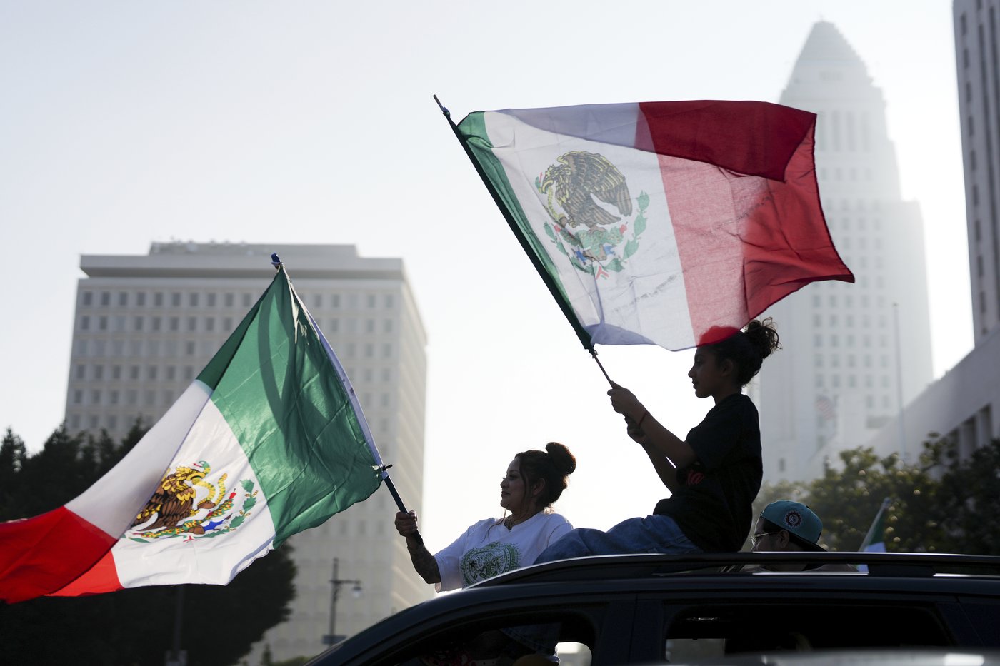 Marchers protesting planned deportations block major freeway in Los Angeles | iNFOnews.ca