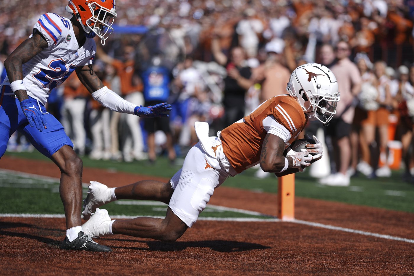 Ewers' 5 TD passes lead No. 5 Texas in 49-17 rout of struggling Florida | iNFOnews.ca Ewers' 5 TD passes lead No. 5 Texas in 49-17 rout of struggling Florida | iNFOnews.ca