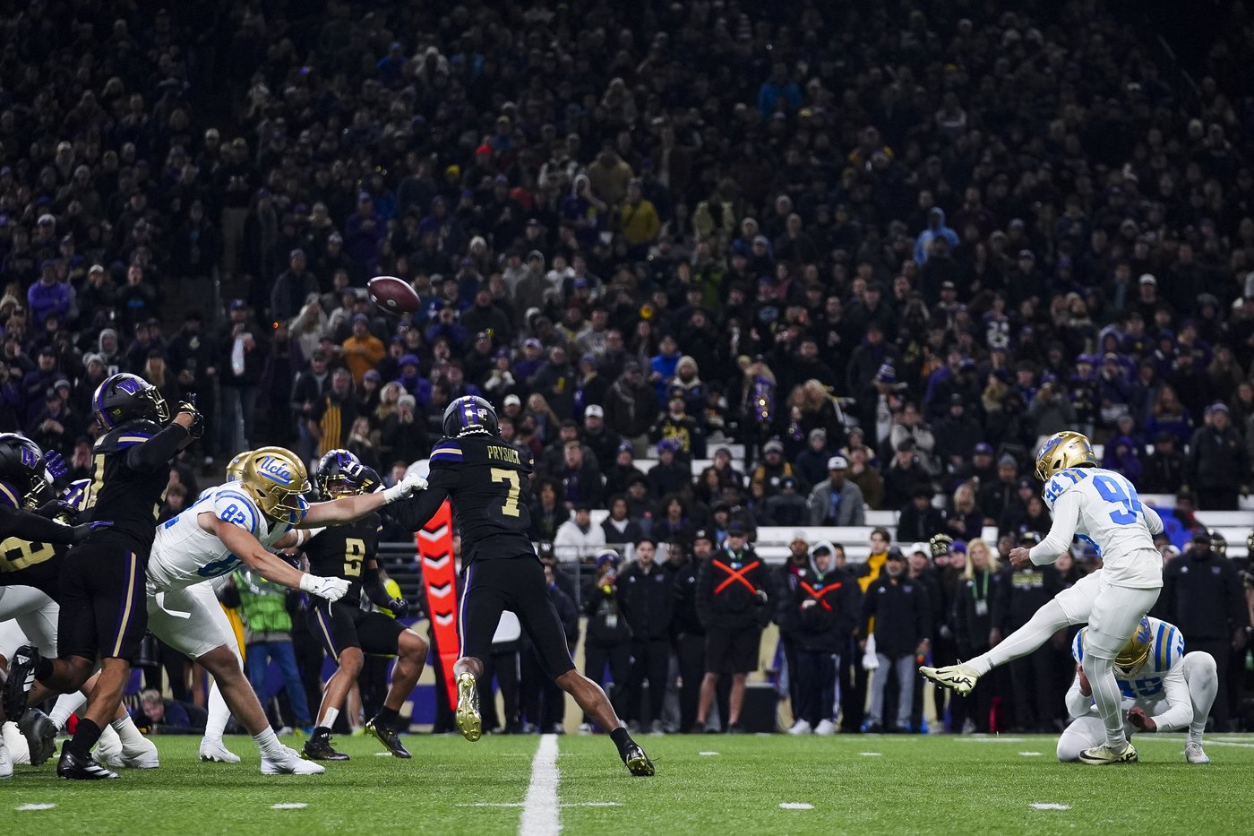 Desmond Williams Jr., Jonah Coleman lead Washington past UCLA 31-19 for bowl eligibility | iNFOnews.ca