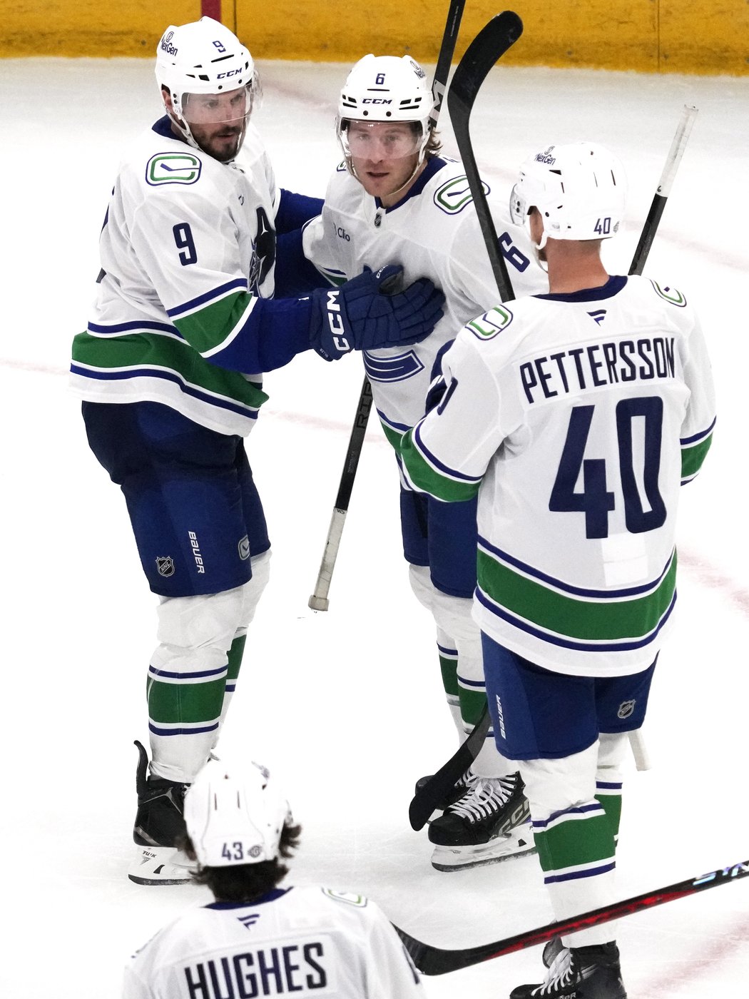 Heinen scores twice as the Canucks beat the Blackhawks 6-3 for their 3rd straight win | iNFOnews.ca