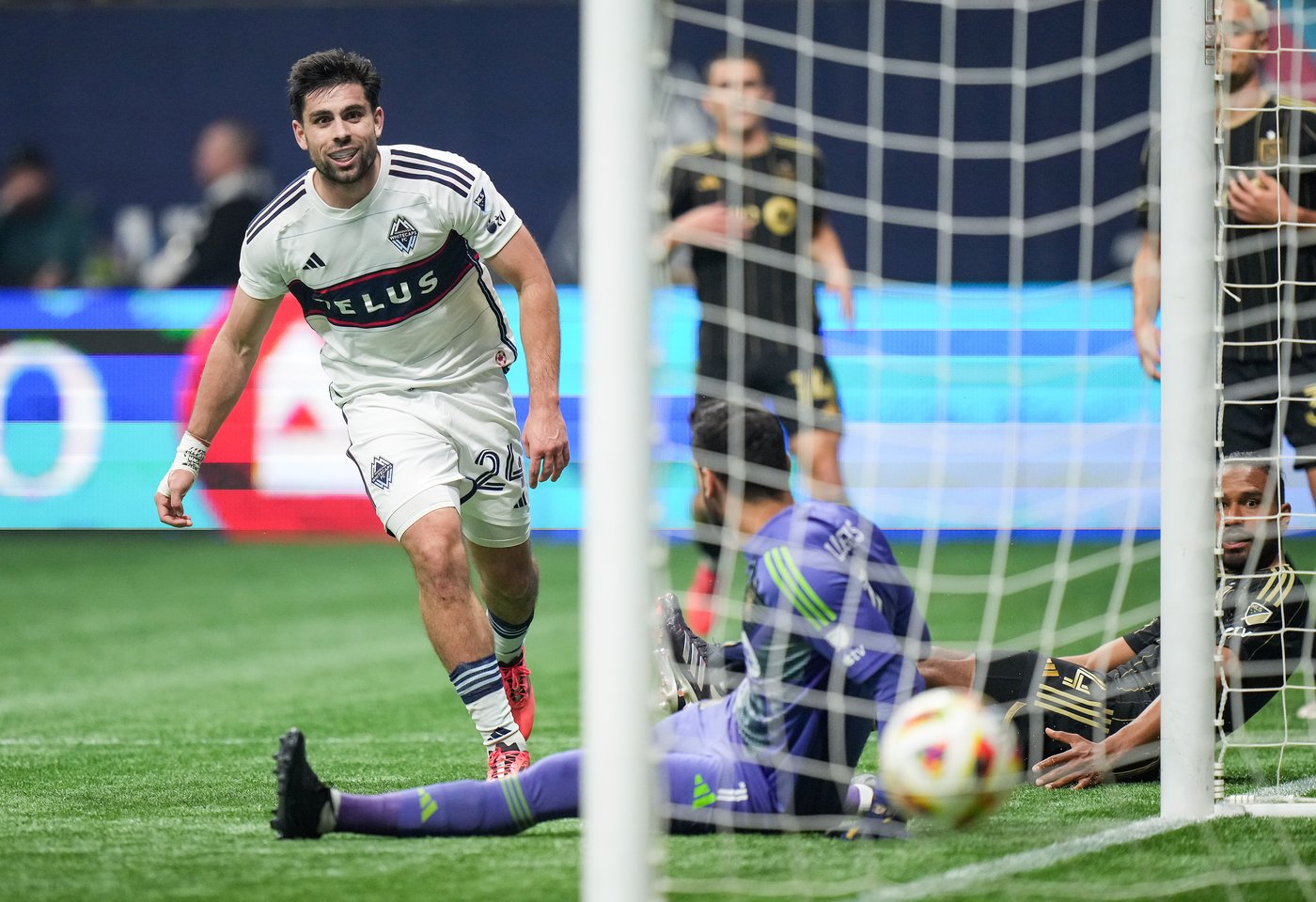 Vancouver Whitecaps keep playoff drive alive with 3-0 win over LAFC | iNFOnews.ca