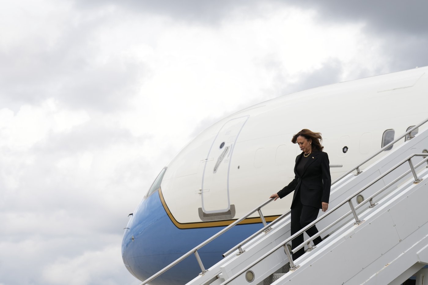 The Secret Service is investigating a report that an agent groped a Harris staff member | iNFOnews.ca The Secret Service is investigating a report that an agent groped a Harris staff member | iNFOnews.ca