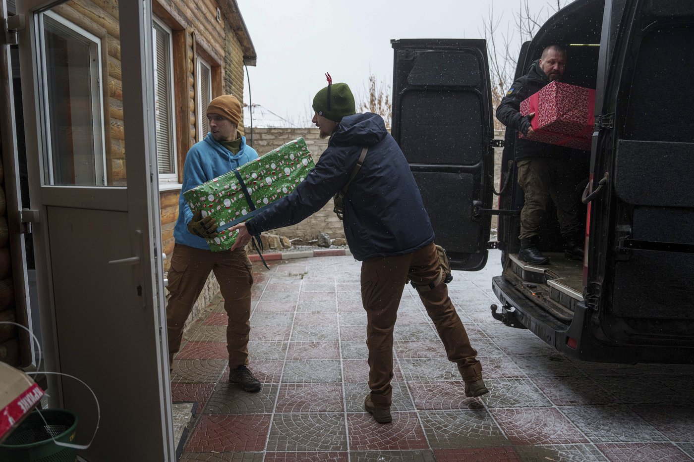 'Reindeer' volunteers bring holiday magic to Ukrainian children living on the frontlines | iNFOnews.ca 'Reindeer' volunteers bring holiday magic to Ukrainian children living on the frontlines | iNFOnews.ca