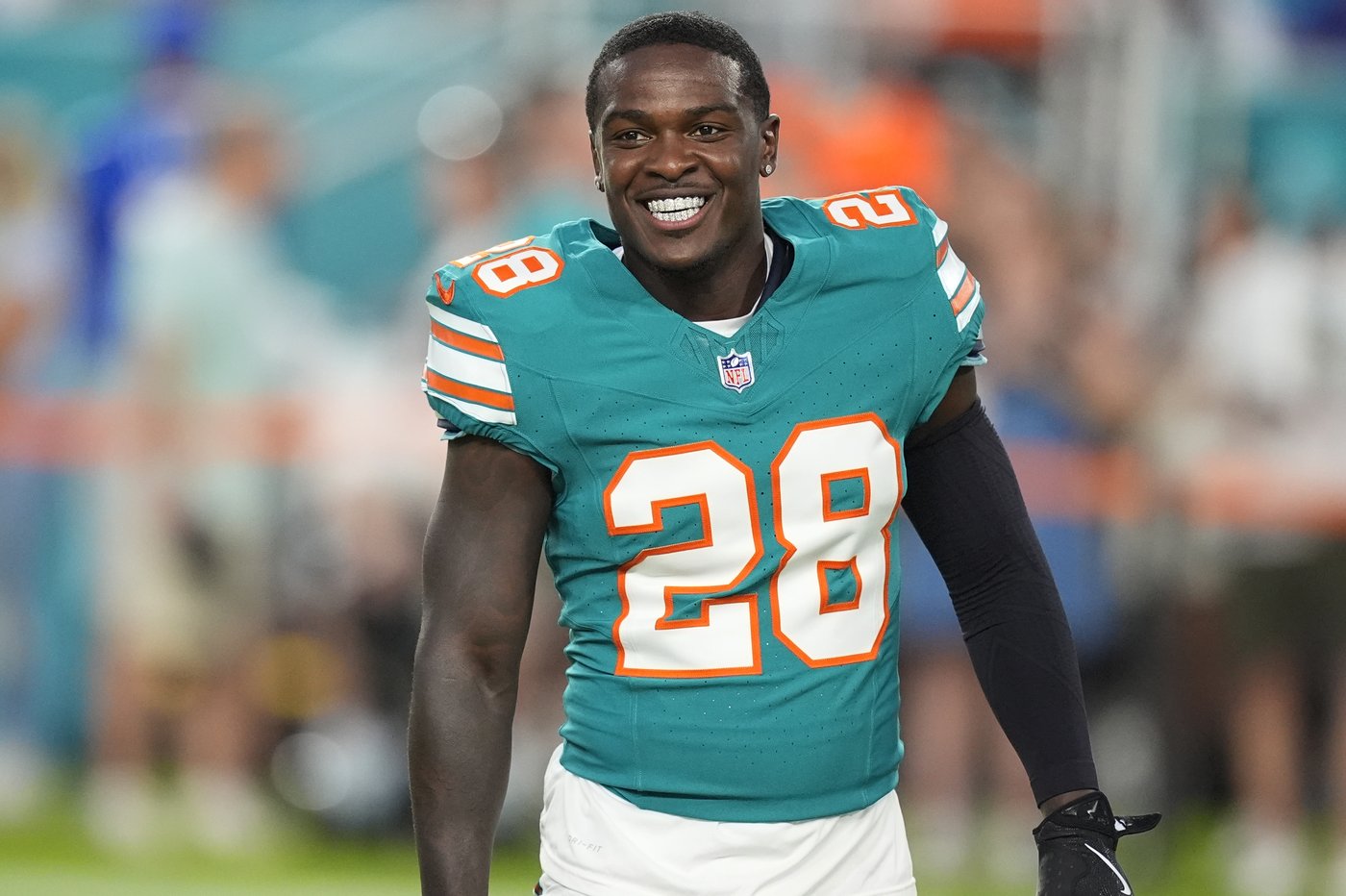 Dolphins RB De'Von Achane leaves game with concussion | iNFOnews.ca