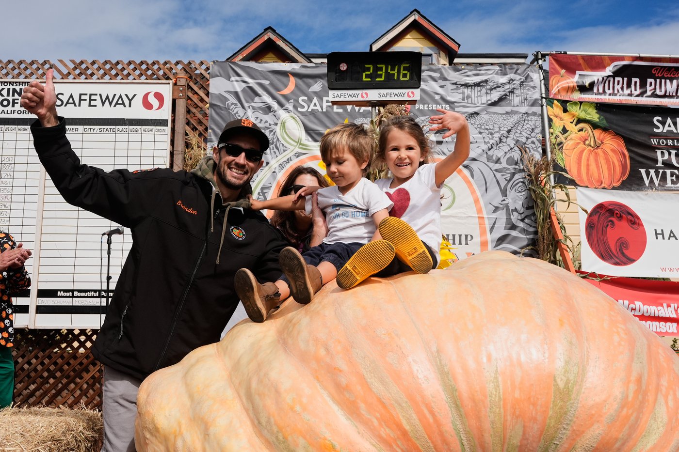 California engineer wins pumpkin contest with 2,346-pound gourd | iNFOnews.ca California engineer wins pumpkin contest with 2,346-pound gourd | iNFOnews.ca