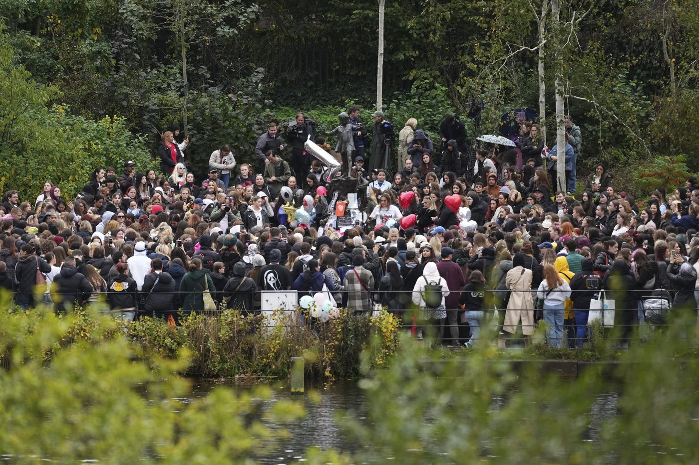 Directioners mourning singer Liam Payne leave tributes in London and other cities | iNFOnews.ca