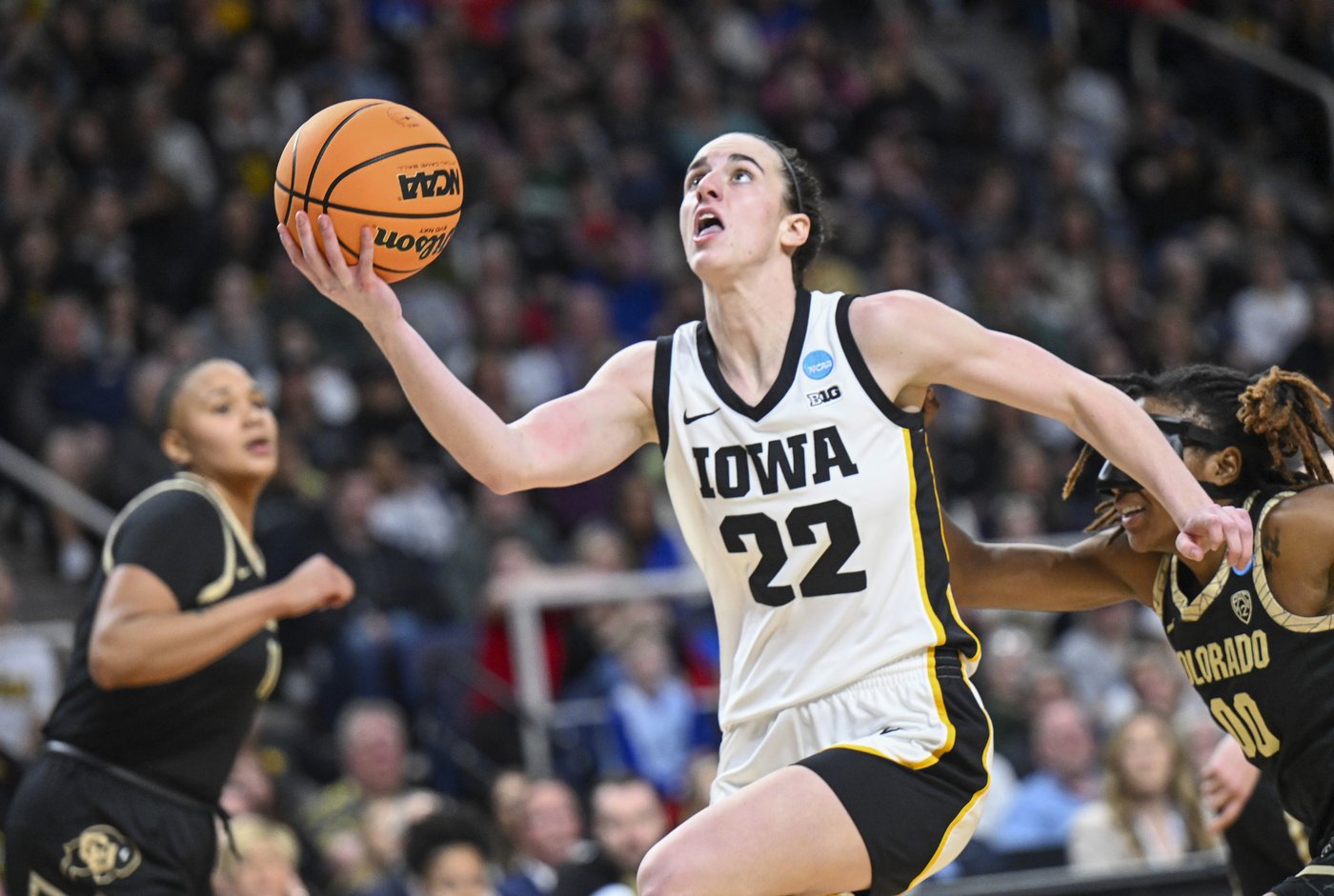 Caitlin Clark declines invite to a 3-point shootout at NBA All-Star weekend | iNFOnews.ca