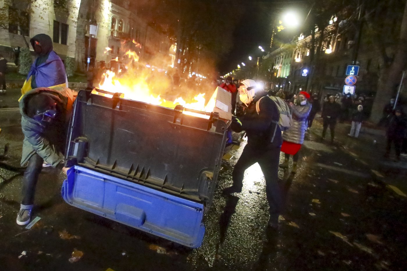 Georgian protesters and police clash after prime minister suspends talks on joining the EU | iNFOnews.ca Georgian protesters and police clash after prime minister suspends talks on joining the EU | iNFOnews.ca