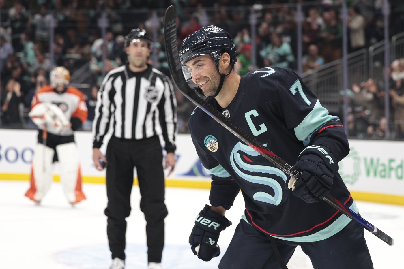 Kraken score 4 goals in 2nd period, hold off late Flyers rally in 6-4 win | iNFOnews.ca